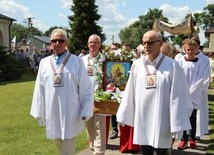 W procesji niesiony był feretron z wizerunkiem Matki Bożej Szkaplerznej