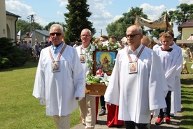 W procesji niesiony był feretron z wizerunkiem Matki Bożej Szkaplerznej