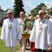 W procesji niesiony był feretron z wizerunkiem Matki Bożej Szkaplerznej