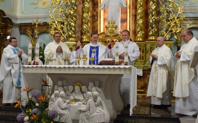 W uroczystościach wzięli udział również kapłani zaprzyjaźnieni z parafią: ks. Marek Korgul i ks. Marek Babuśka.