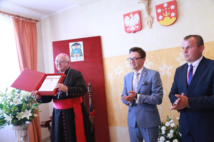 Bp Czesław Stanula uhononorowany przez Szerzyny