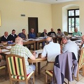 ▲	Uczestnicy europejskiego spotkania kapłańskich Fraterni Jesus Caritas w Rudach.