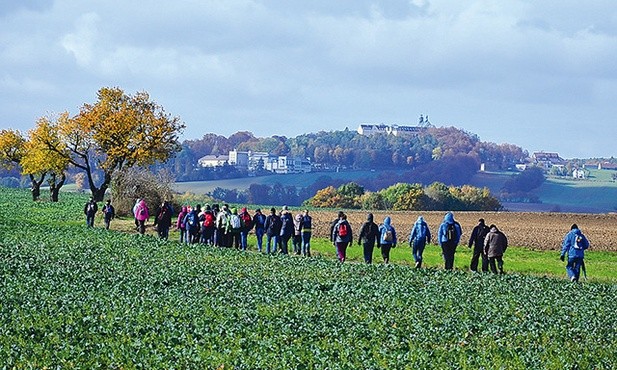 Pielgrzymi w drodze z Zimnej Wódki na Górę Świętej Anny