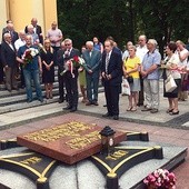 ▲	Po Mszy św. uczestnicy uroczystości zebrali się przed płytą Grobu Nieznanego Żołnierza znajdującą się przed kościołem garnizonowym.