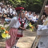 ▲	Dzieci składają  życzenia jubilatowi.