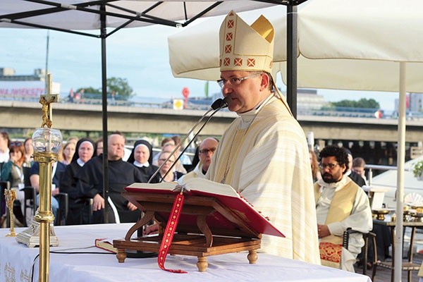 ▲	Bp Muskus zapewniał, że jedyną odpowiedzią na lęki mieszkańców Starego Kontynentu jest Chrystusowy krzyż.