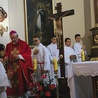 ▲	Eucharystii na pożegnanie krzyża przewodniczył bp Mieczysław Cisło.