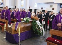 ▲	Msza św. pogrzebowa zgromadziła wielu księży i świeckich.