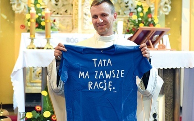 ▲	Ksiądz Krzysztof Augustyn otrzymał od uczestników koszulkę.