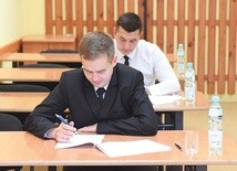 ▲	Dwóch z pięciu kandydatów w czasie pisania egzaminu wstępnego do seminarium.