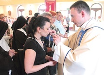 Maryja obiecała opiekę osobom noszącym Jej szatę.