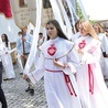►	Po Mszy św. wierni przeszli w procesji eucharystycznej wokół kościoła.