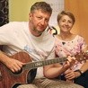 Magdalena i Andrzej Grabowscy wraz z dziećmi stworzyli projekt edukacyjny łączący naukę z muzyką. Przy okazji doświadczają, w jaki sposób przez wspólną pracę i pasje odnawia się ich rodzina.