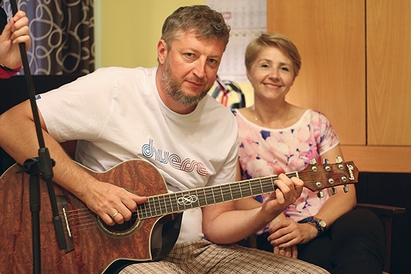 Magdalena i Andrzej Grabowscy wraz z dziećmi stworzyli projekt edukacyjny łączący naukę z muzyką. Przy okazji doświadczają, w jaki sposób przez wspólną pracę i pasje odnawia się ich rodzina.
