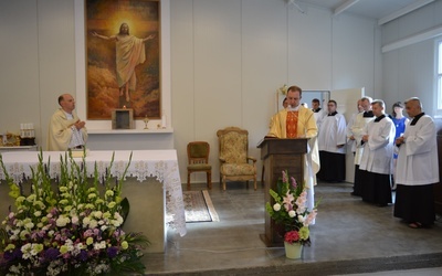 Poświęcenia kaplicy oraz liturgicznego wprowadzenia w posługę proboszcza ks. Tomasza Markowicza dokonał ks. Piotr Grzywaczewski, kanclerz Kurii Diecezjalnej.