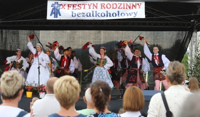 Na scenie  zagościły zespoły regionalne...