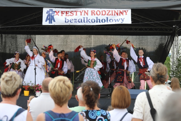 Na scenie  zagościły zespoły regionalne...