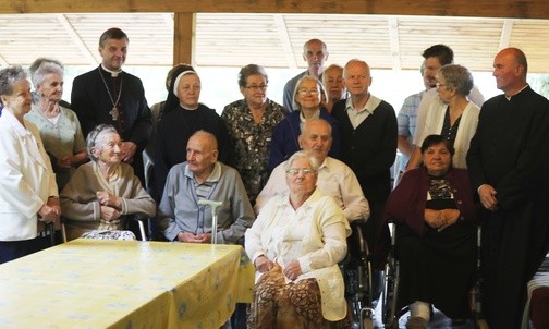 Po Mszy św. odbyło się spotkanie uczestników turnusu z bp. Romanem Pindlem i ks. Andrzejem Woźniakiem