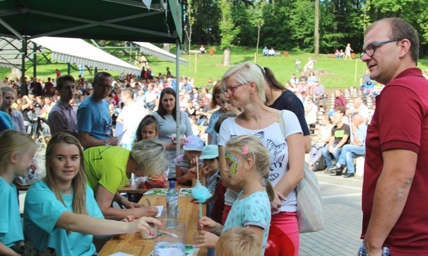 Rodziny uczestniczące w przygotowanych konkurencjach otrzymały specjalne pakiety z nagrodami