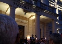 Manifestacja pod Sądem Okręgowym w Lublinie i stanowisko dziekanów wydziałów prawa ws. zmian w sądownictwie