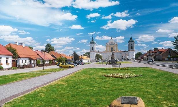 Tykocin – przed wojną miasto zamieszkane przez Polaków i Żydów. Dziś turystyczna atrakcja Podlasia z wyremontowaną synagogą, wciąż zamieszkanymi, uroczymi domkami pamiętającymi przedwojennych mieszkańców czy znanym z filmu „U Pana Boga w ogródku” kościołem Świętej Trójcy.