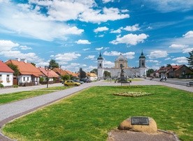 Tykocin – przed wojną miasto zamieszkane przez Polaków i Żydów. Dziś turystyczna atrakcja Podlasia z wyremontowaną synagogą, wciąż zamieszkanymi, uroczymi domkami pamiętającymi przedwojennych mieszkańców czy znanym z filmu „U Pana Boga w ogródku” kościołem Świętej Trójcy.