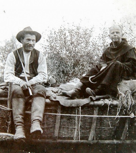 Brat Alojzy Kosiba razem z furmanem na wozie kwestarskim.  Zdjęcie z ok. 1914 roku.