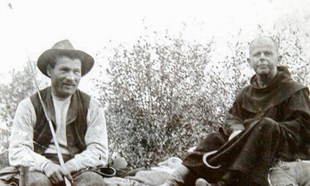 Brat Alojzy Kosiba razem z furmanem na wozie kwestarskim.  Zdjęcie z ok. 1914 roku.
