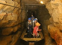 W zabytkowej Kopalni Srebra podziemna trasa zwiedzania ma blisko 1800 m, w tym ok. 200 m sunącymi powoli łódkami.