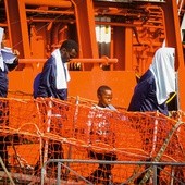 Ponad dwie trzecie tzw. uchodźców przybywa do Italii w celach zarobkowych. Ich życie w ojczyźnie nie znalazło się w niebezpieczeństwie.