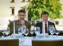 Andrzej Zieliński jako zadufany w sobie spin doktor Volta i Jacek Braciak w roli Kazimierza Dolnego, niezbyt lotnego kandydata na prezydenta.