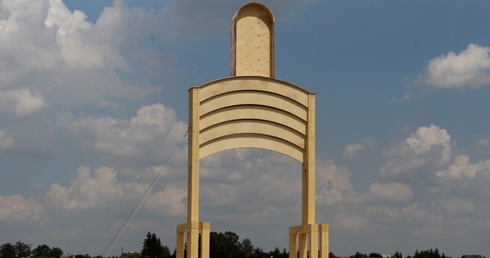 Brama Miłosierdzia znów stanęła w Brzegach