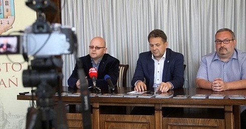 Konflikt z kamieniami w tle