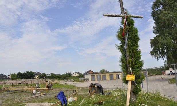 W miejscu prowadzenia prac stoi krzyż, który towarzyszy wiernym od początku powstania parafii. 