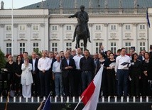 Opozycja manifestuje przed Pałacem Prezydenckim