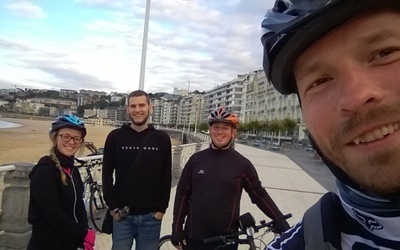 Selfie z trasy (od lewej): Sylwia Kowalczyk, Kacper Krawczyk, Mateusz Kowalczyk i ks. Marek Pruszkowski