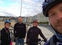 Selfie z trasy (od lewej): Sylwia Kowalczyk, Kacper Krawczyk, Mateusz Kowalczyk i ks. Marek Pruszkowski