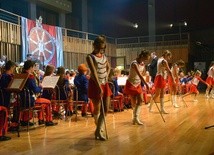 Jest jedną z największych młodzieżowych orkiestr w Polsce, liczy ponad 160 osób