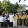 W parafialnym ogrodzie prafii św. Jakuba w Skierniewicach odsłonięto tablicę stacyjną Warszawskiej Drogi św. Jakuba.  