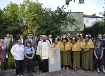 W parafialnym ogrodzie prafii św. Jakuba w Skierniewicach odsłonięto tablicę stacyjną Warszawskiej Drogi św. Jakuba.  