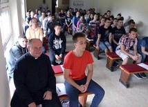 Ks. Mirosław Kszczot (z lewej) z uczestnikami szkolenia dla porządkowych pielgrzymki