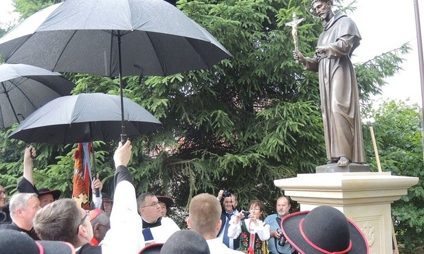 Pomnik św. Franciszka przypomina o ważnych wydarzeniach rychwałdzkiej świątyni w ciągu ostatnich lat