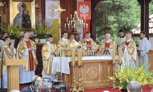 Uroczysta liturgia przy ołtarzu polowym