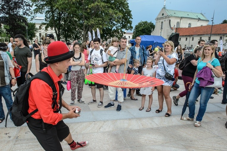 Podrzucamy i łapiemy