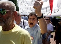 Policja usunęła protestujących przed siedzibą PiS