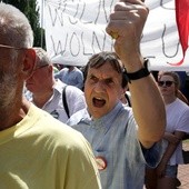 Policja usunęła protestujących przed siedzibą PiS