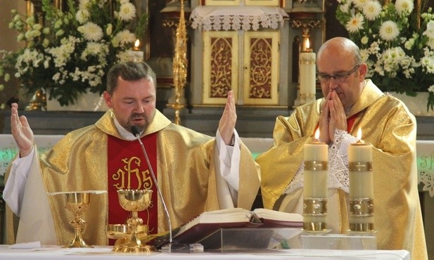 Modlitwie u św. Marii Magdaleny przewodniczył ks. dr hab. Damian Wąsek (z lewej), a w imieniu parafii witał gości proboszcz ks. Piotr Grochowiecki.