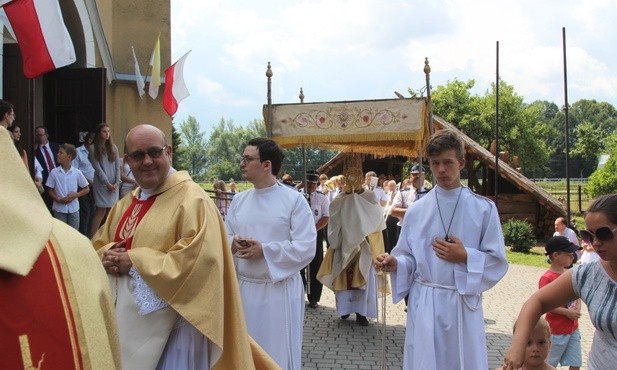 Procesja Eucharystyczna wokół kościoła