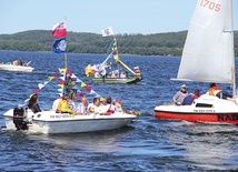 ▲	Już po raz 15. odbyła się jedyna w swoim rodzaju pielgrzymka łodziowa przez Jezioro Żarnowieckie.