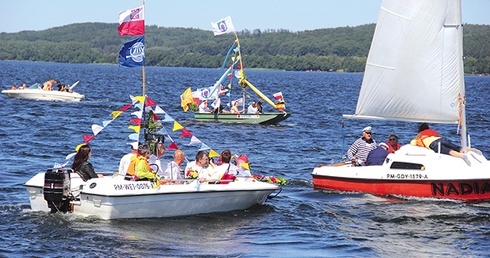 ▲	Już po raz 15. odbyła się jedyna w swoim rodzaju pielgrzymka łodziowa przez Jezioro Żarnowieckie.